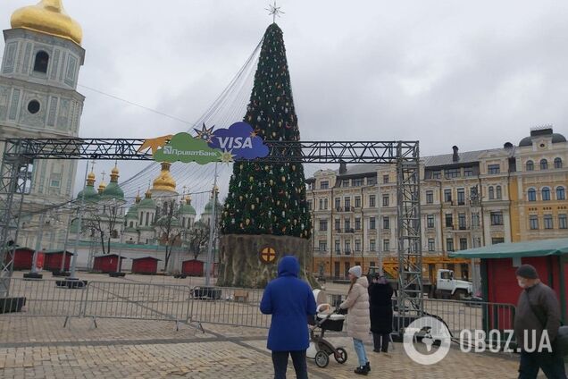 В Киеве начали разбирать главную елку Украины. Фото и видео