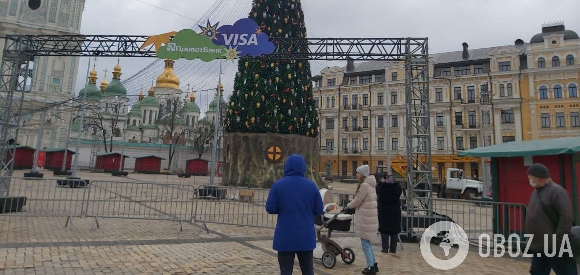 В Киеве начали разбирать главную елку Украины. Фото и видео