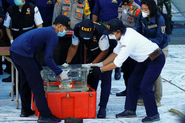 В Индонезии достали 'черный ящик' Boeing 737