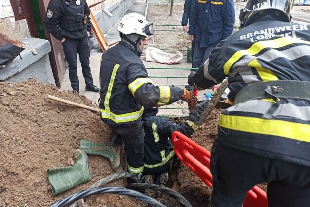 В Киеве мужчину насмерть засыпало грунтом в тоннеле. Фото