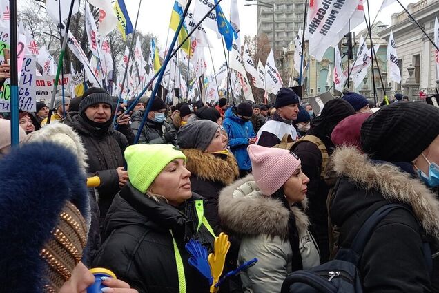 'Зеленые мальчики' разрушают все, к чему прикасаются