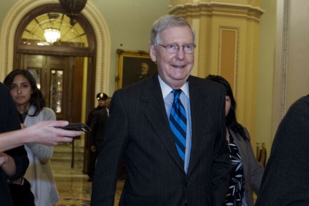 Лидер большинства Митч Макконнелл отказался собирать Сенат