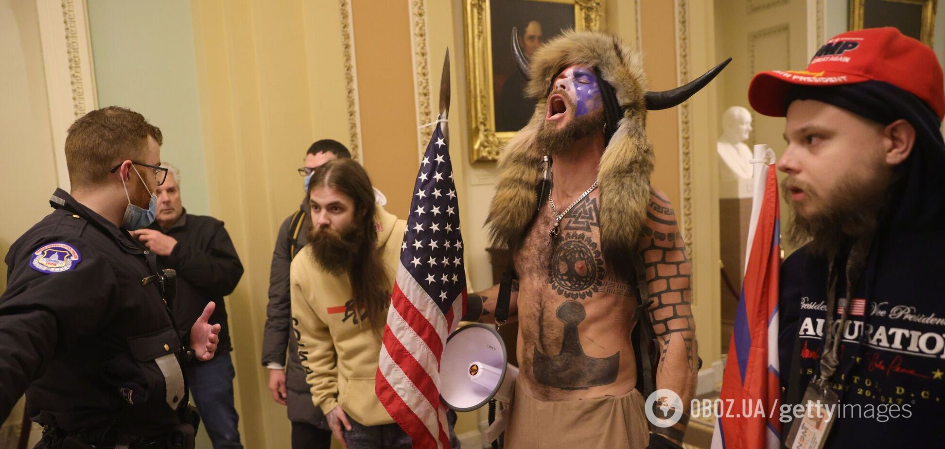 Джейк Анджелі всередині Капітолію