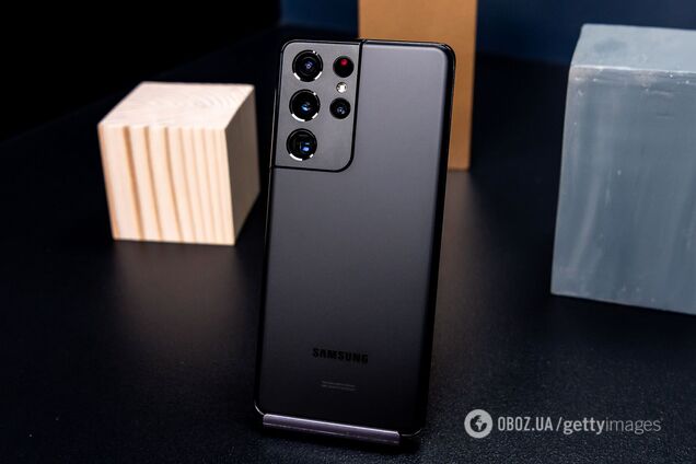 Samsung забрала зарядку в нових смартфонах