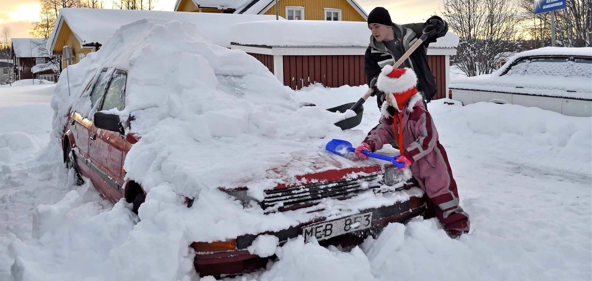 Як правильно очистити машину від снігу та льоду: прості поради