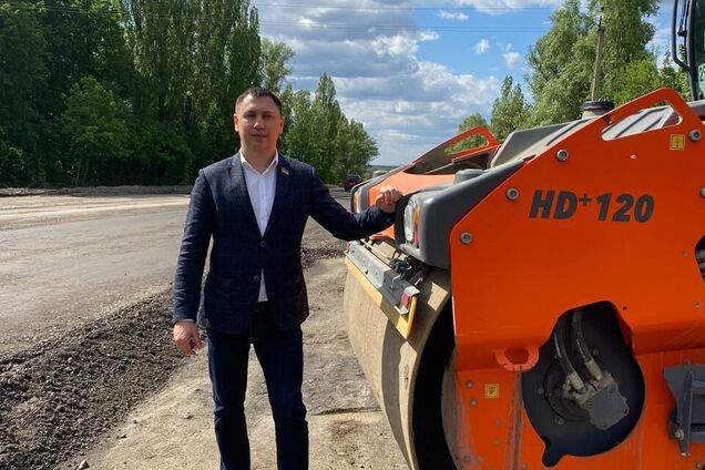 Андрей Стрихарский отремонтировал дорогу своего округа