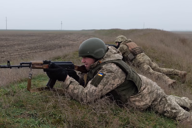 Воин ВСУ стреляет