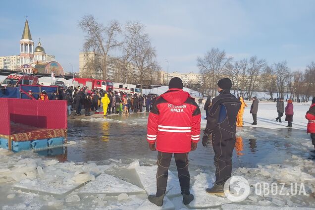 Поруч з ополонкою чергують рятувальники та поліція