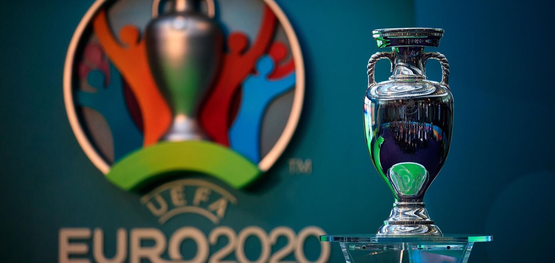 Кубок и логотип Евро-2020