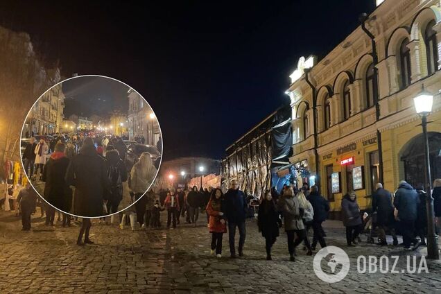 У Києві на Подолі до ялинки вийшли натовпи людей. Фото і відео з місця