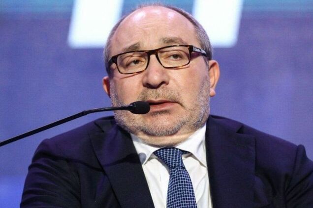 Женщина помогала Кернесу одеваться