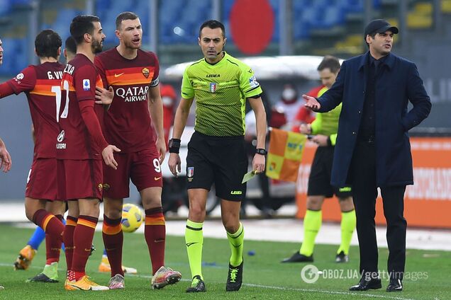 Игроки 'Ромы' и Паулу Фонсека общаются с судьей