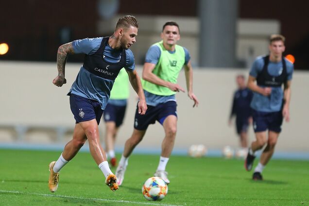 Богдан Леднев с мячом на тренировке 'Динамо'