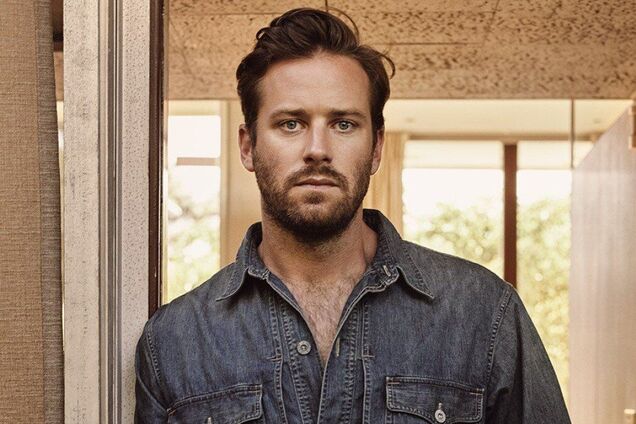 Зʼявилося рідкісне фото обвинуваченого в канібалізмі Армі Гаммера: який вигляд має актор після того, як його 'скасували' в Голлівуді