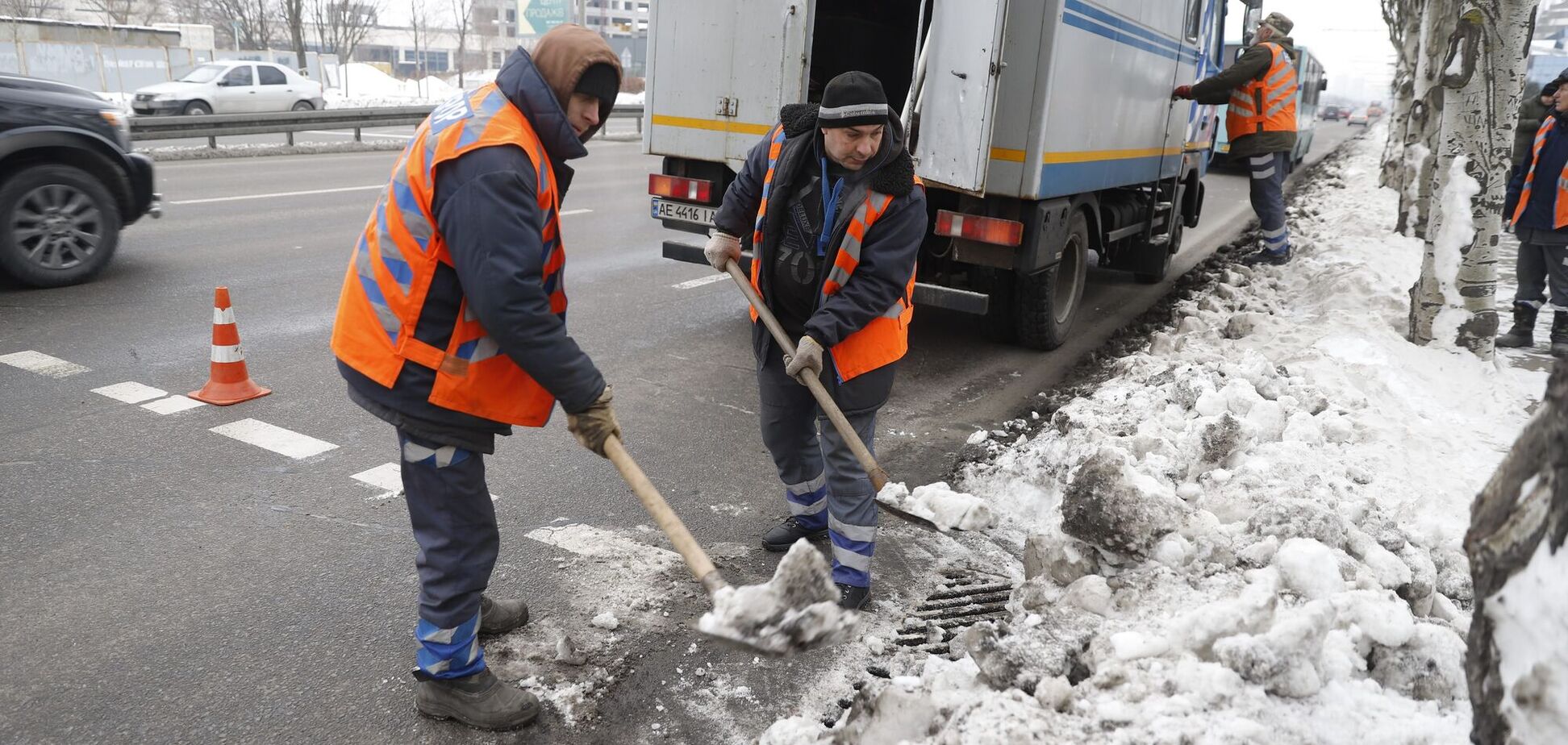 В Днепре коммунальщики начали расчищать от снега и льда ливневки