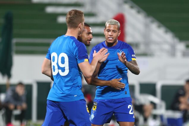 Игроки 'Динамо' празднуют гол