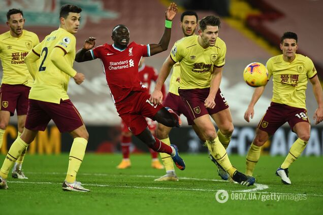 Садіо Мане в оточенні гравців 'Бернлі'