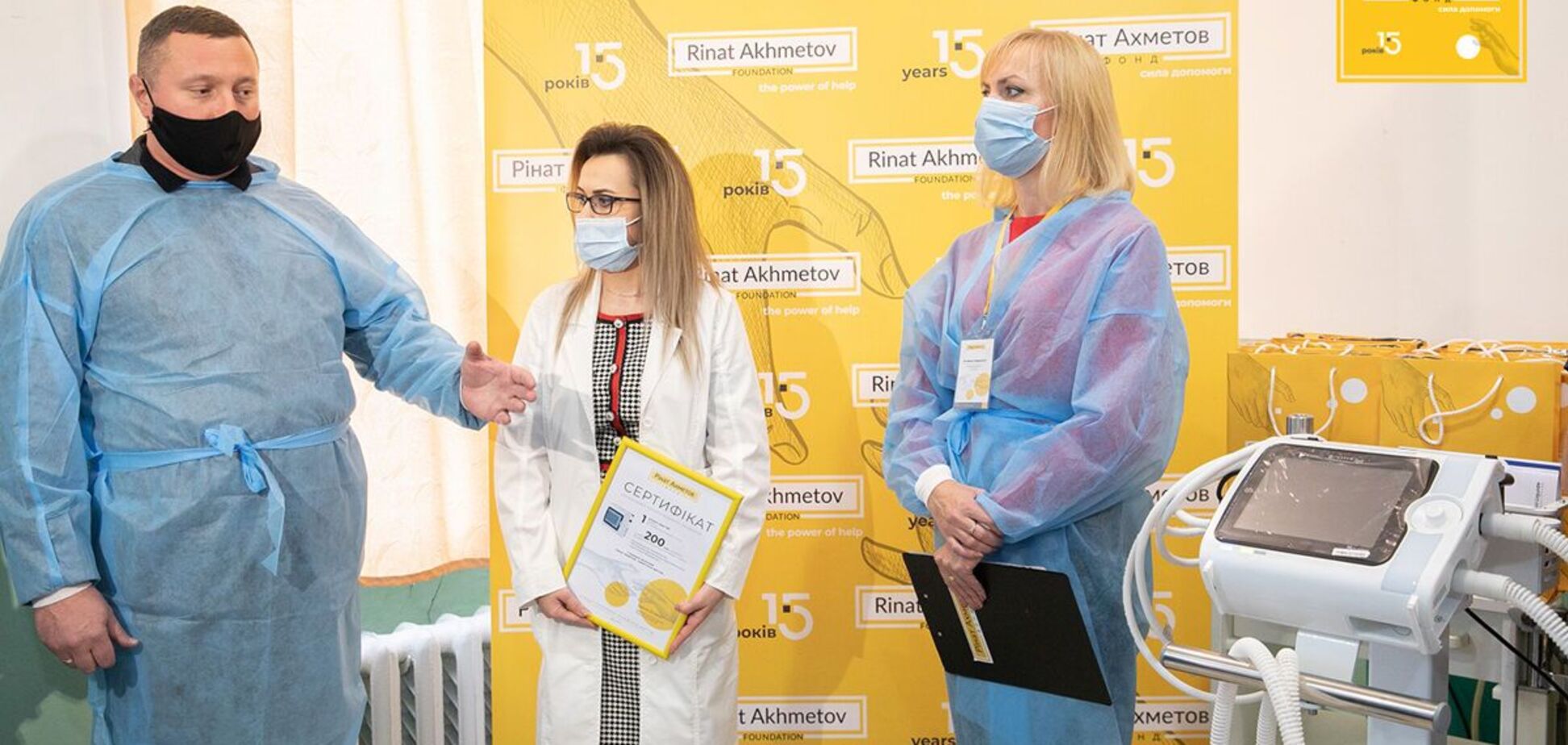 Фонд Рината Ахметова передал украинским врачам более 1000 единиц лабораторного и медоборудования