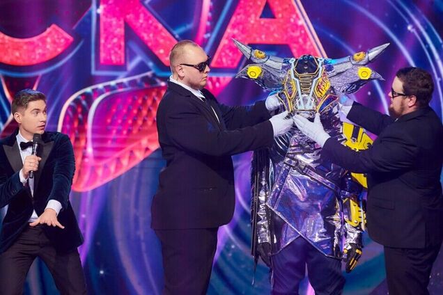 Про те, хто прихований під маскою, планували розповісти наступного тижня