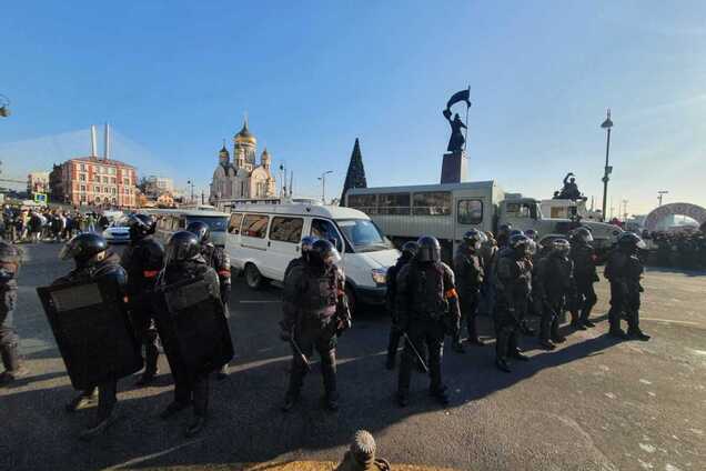 У Росії почалися зіткнення ОМОНу з протестувальниками, пролунали постріли. Відео
