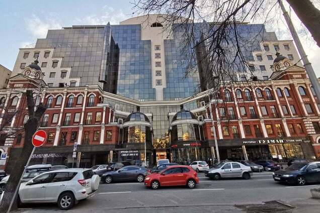 Бизнес-центр 'Евразия' на столичной улице Жилянская, 75, построен в 2001 году