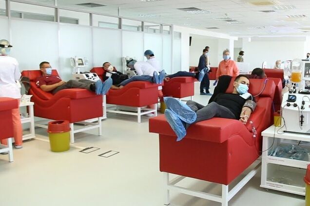 Біофарма зібрала 10700 літрів плазми від донорів, що подолали Covid-19