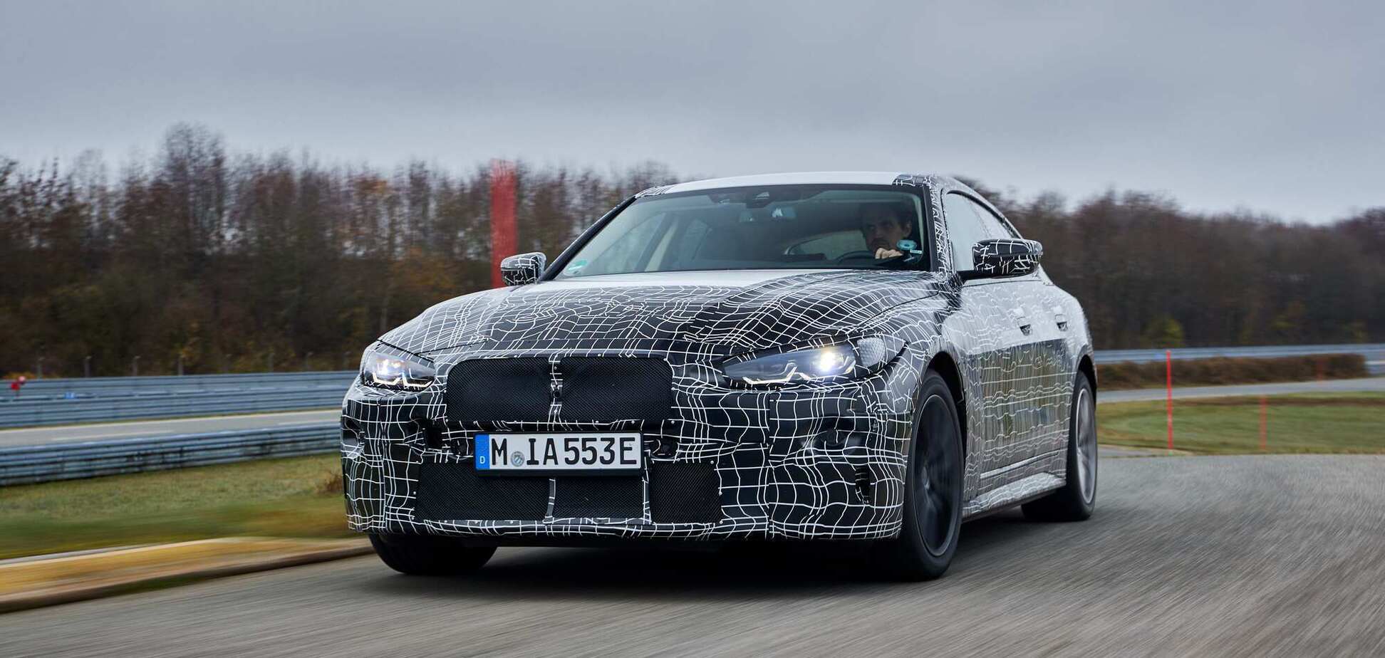 BMW показала, як їздить новий спортивний електроседан i4