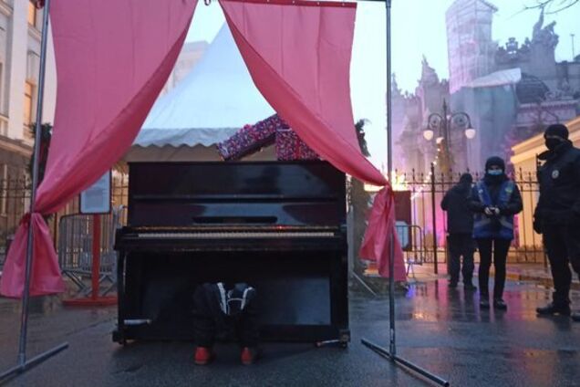 Активисты принесли Зеленскому пианино