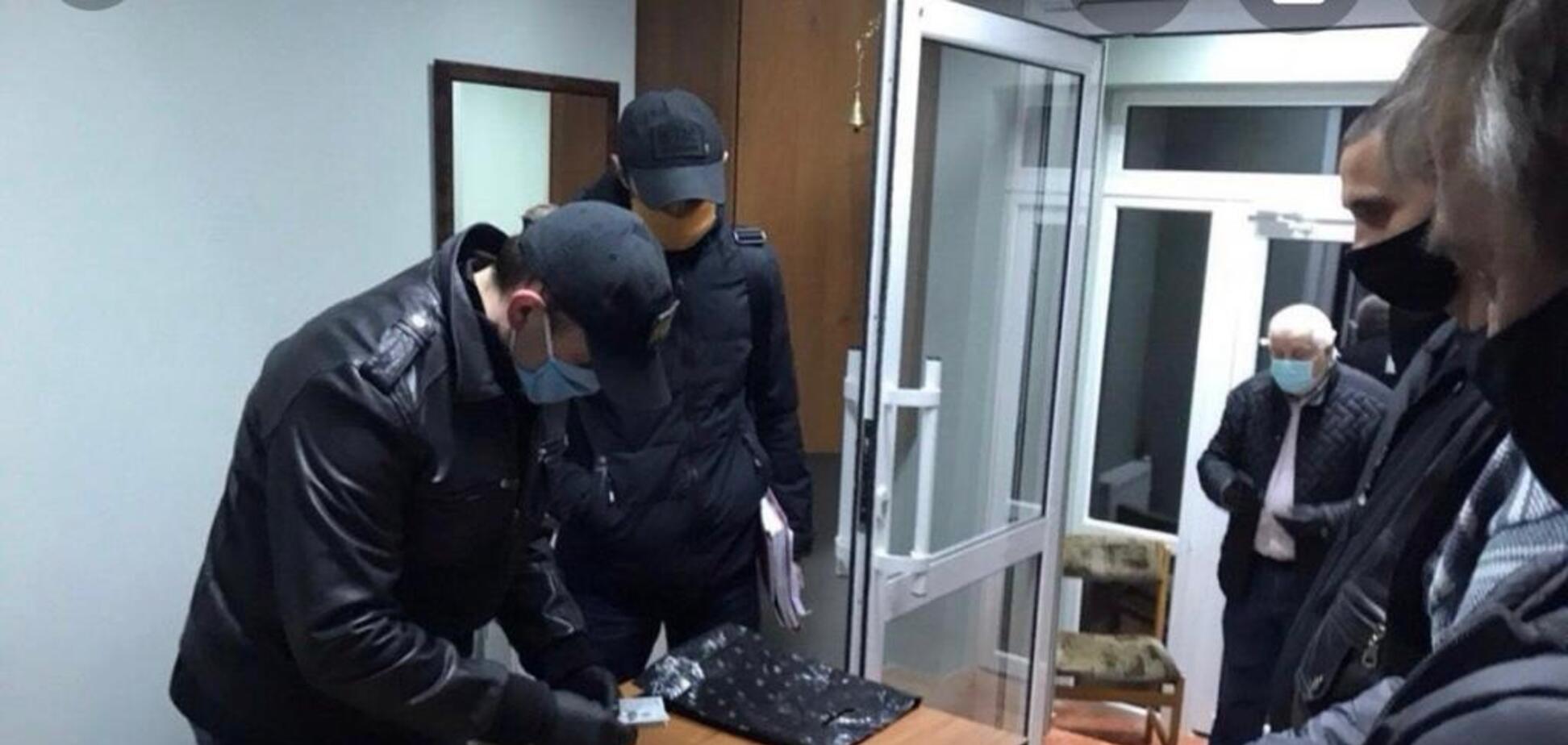 Співробітник ДФС, який попався на хабарі, може повернутися на службу – ЗМІ