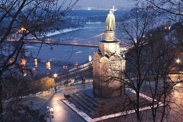 На знімках можна побачити перший постійний міст столиці