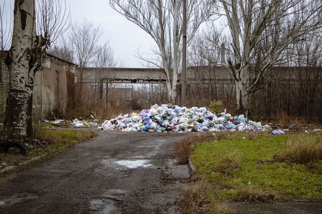 У общежитий 'Днепропетровского трубного завода' образовались свалки