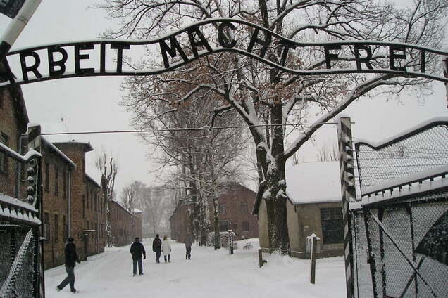 Ворота Освенцима с надписью 'Труд освобождает'