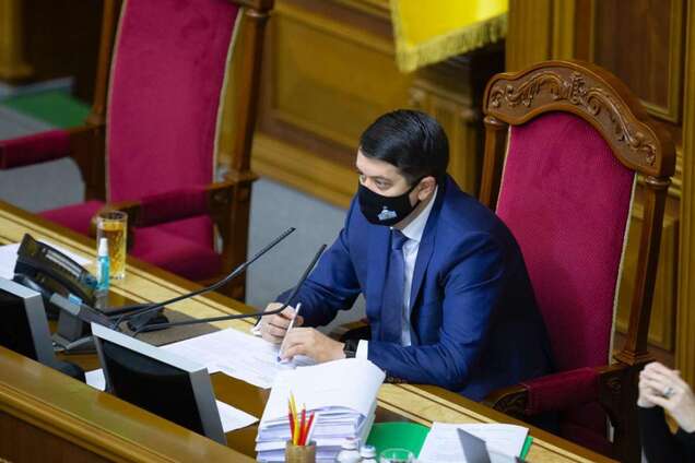 Разумкова попросили снять с рассмотрения законопроект о выбросах