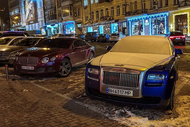 В Киеве заметили на парковке два суперкара-конкурента на миллион