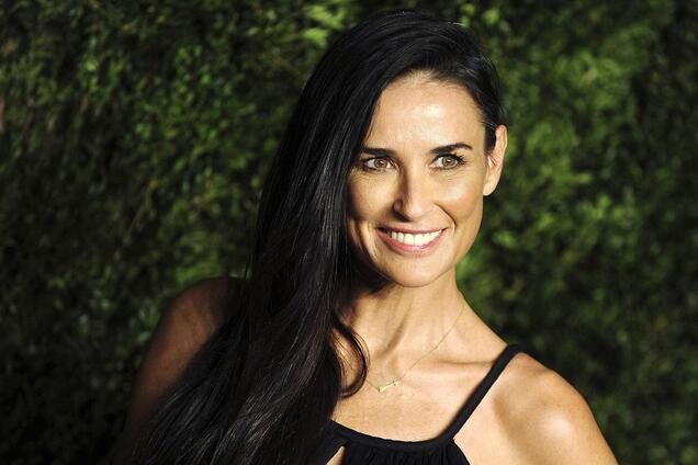 Деми Мур вышла на подиум после неудачной пластики: изменилась до неузнаваемости