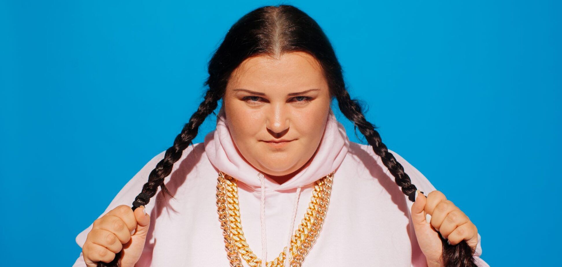 Alyona Alyona повторила трюк из TikTok и надела на лицо бюстгальтер. Видео