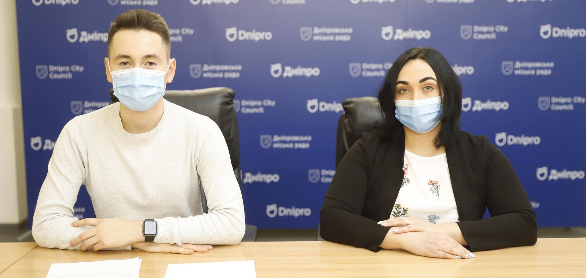 У Дніпровській міськраді повідомили, що 40 тис. школярів отримали нові учнівські квитки