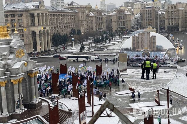 Рядом с митингующими находятся правоохранители