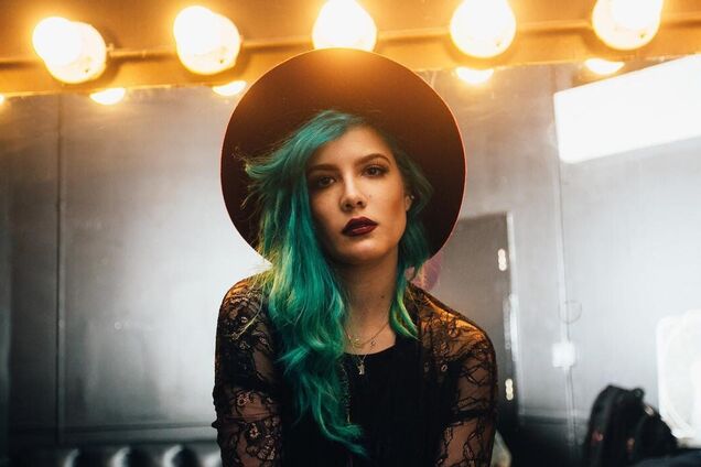 Певица Холзи объявила о беременности и показала обнаженные фото