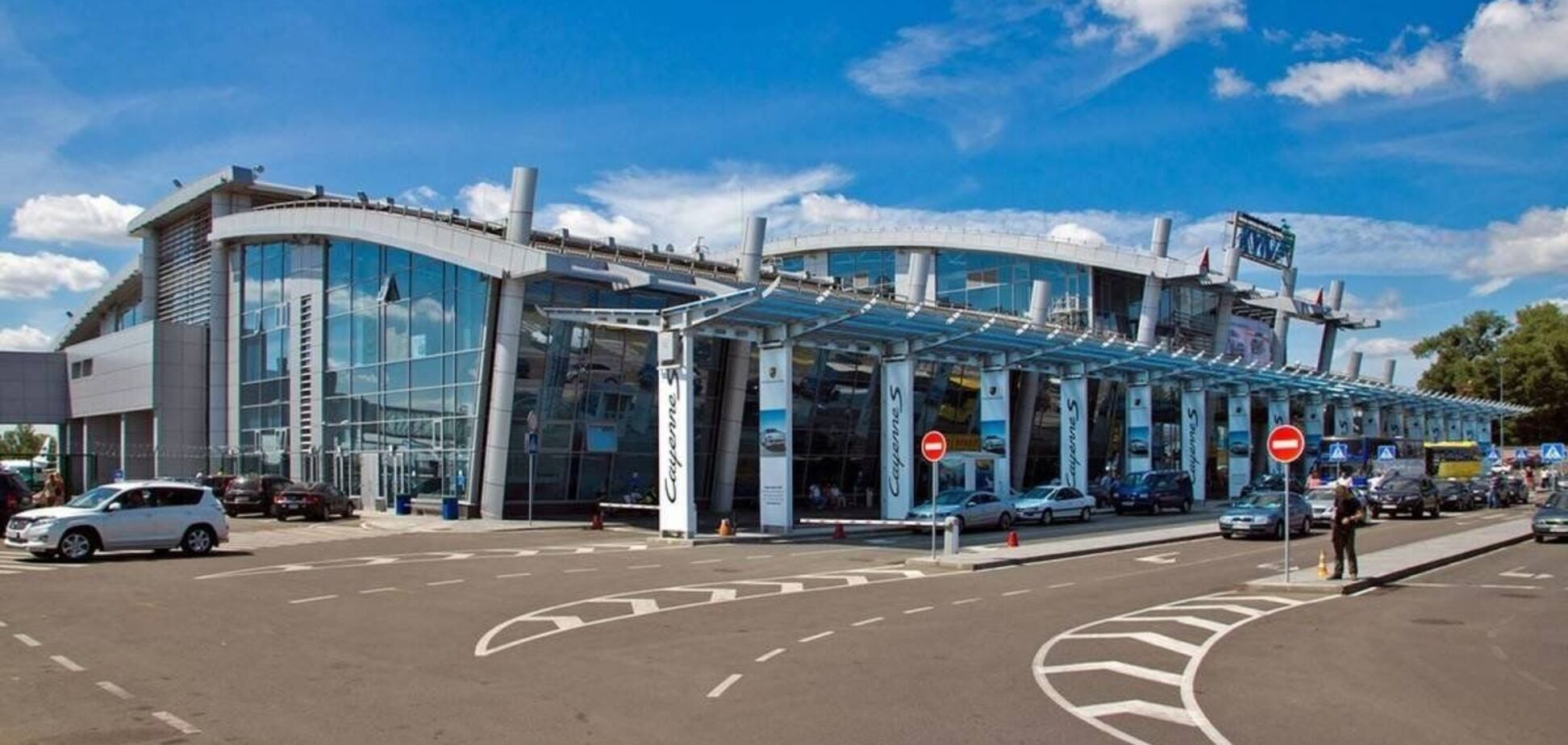 У Києві на парковці біля аеропорту в Жулянах загорівся автомобіль. Відео