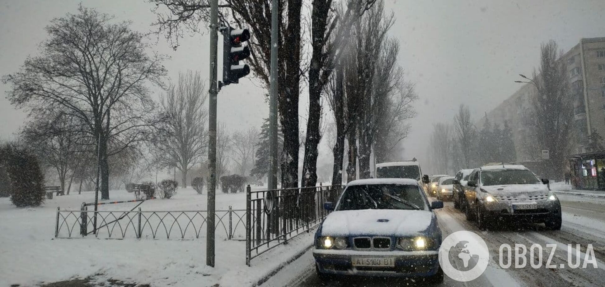 Из-за снегопада упала видимость на дорогах
