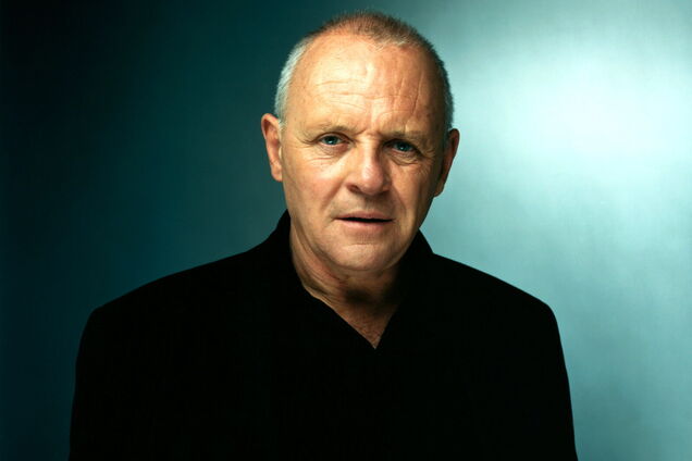 Энтони Хопкинс вакцинировался от COVID-19 прямо в машине. Видео