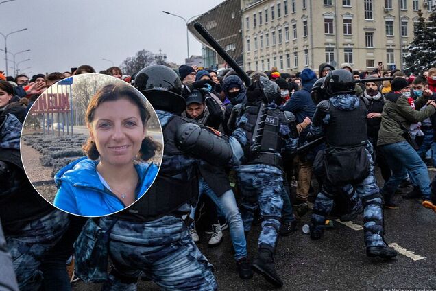 С оккупационного фашистского режима сползли остатки грима