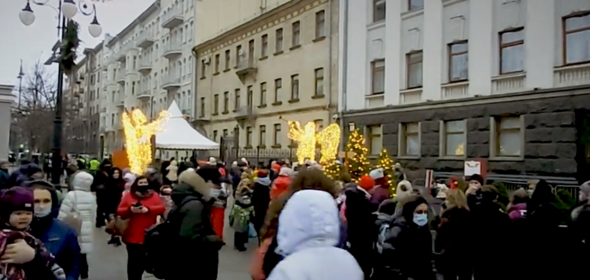 Киевляне устроили гуляния под Офисом президента, забыв о карантине. Видео