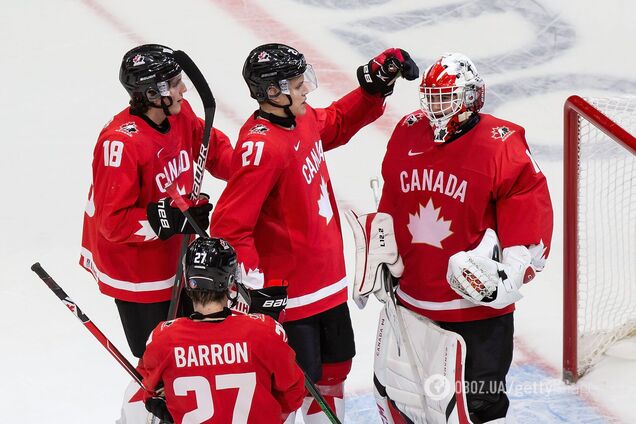 Игроки сборной Канады поздравляют голкипера