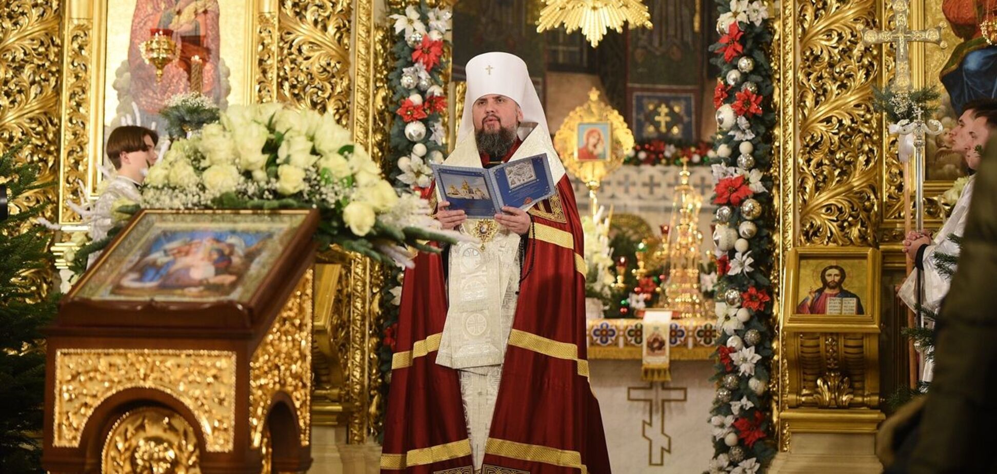 Епифаний проводит всенощное бдение