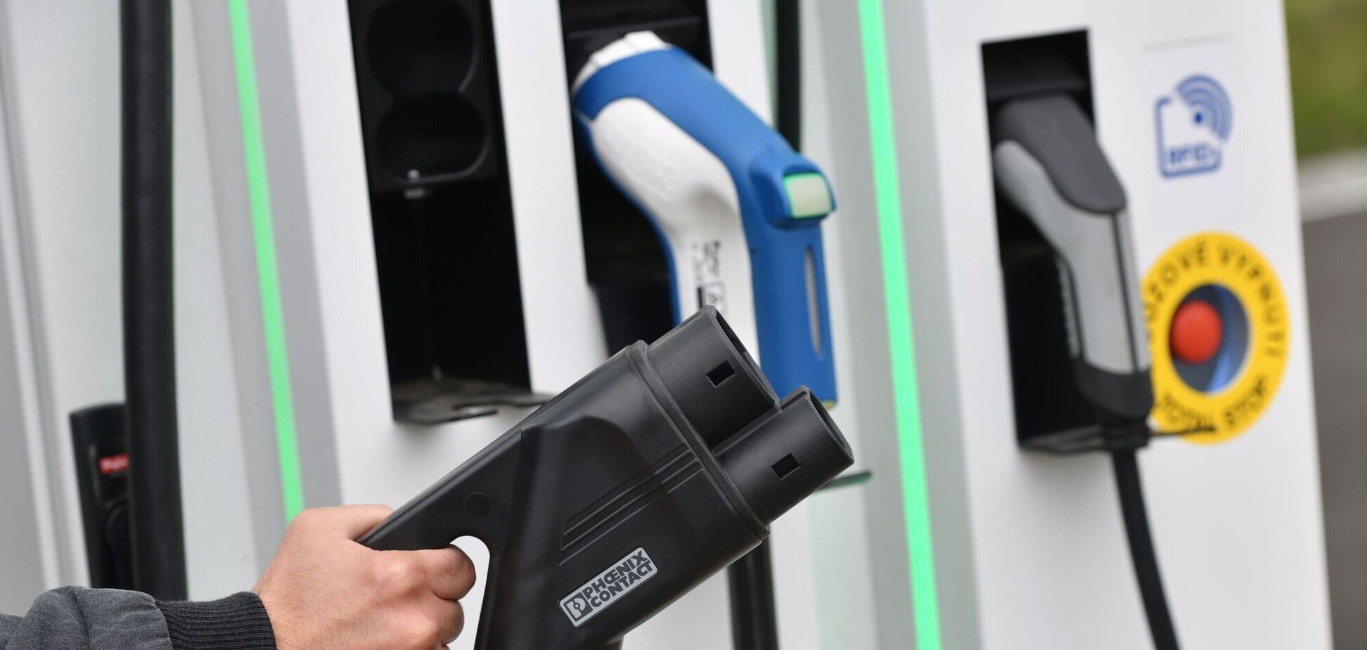 У Норвегії досягли рекордних продажів електромобілів та гібридів