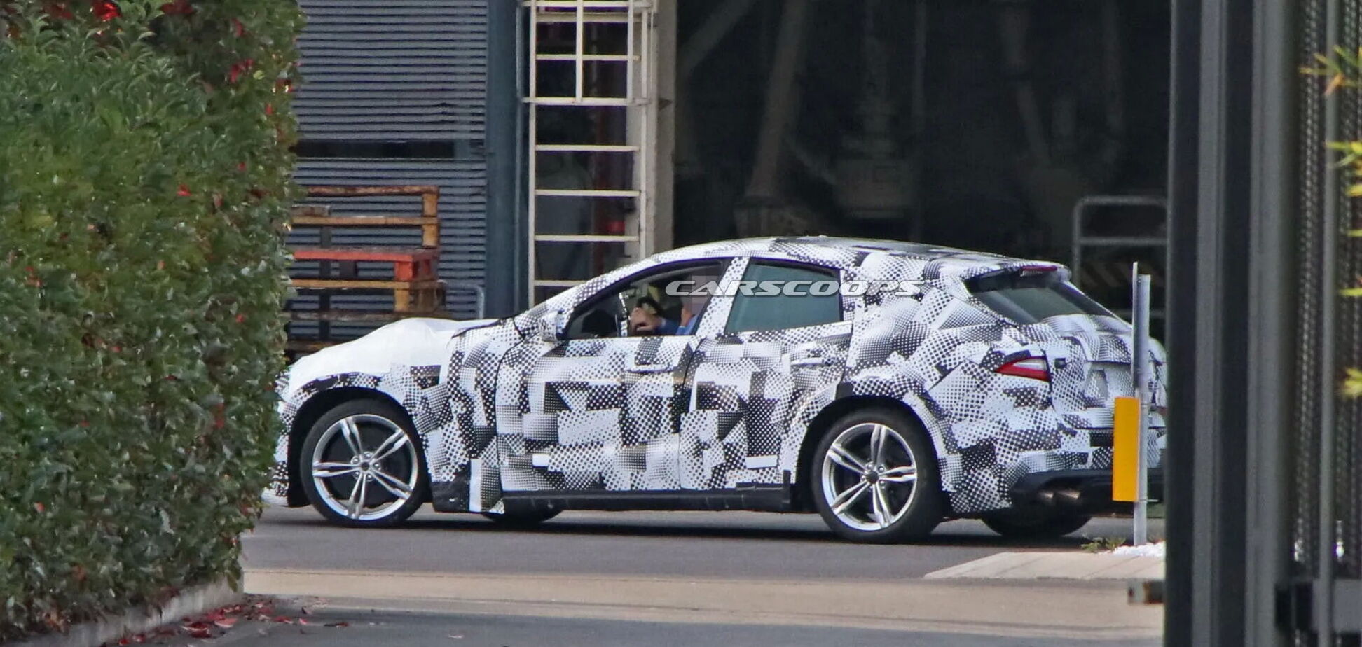 В Ferrari планируют предложить фанам сразу три SUV