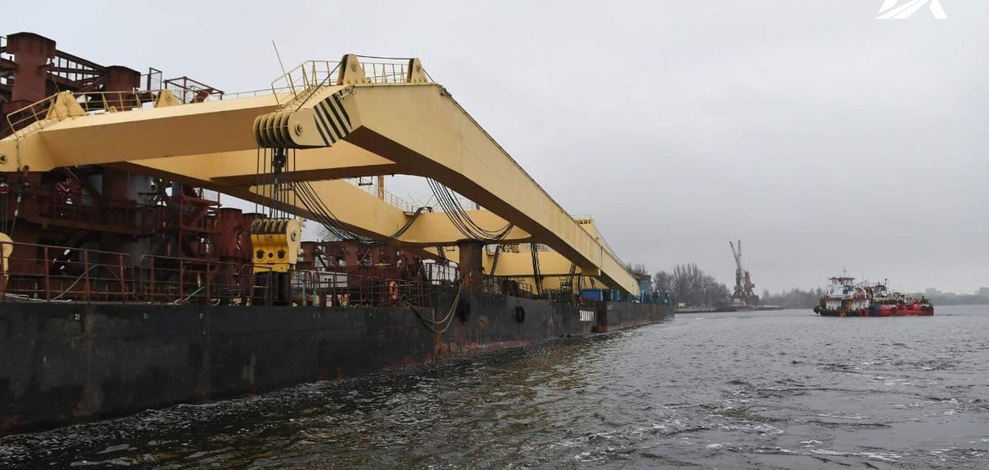 В Украину прибыл самый мощный плавучий кран Европы