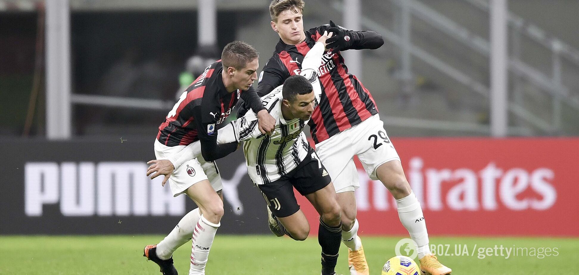 Криштиану Роналду против двух игроков 'Милана'